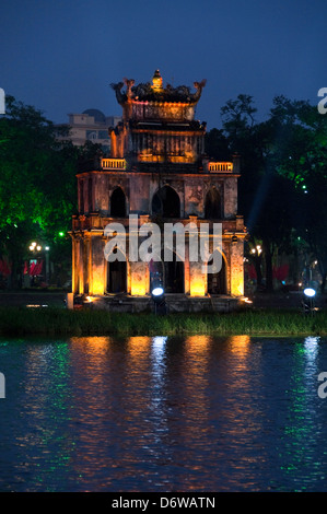 Vertikale Ansicht von Thap Rua Tháp Rùa aka Schildkröte Turm in der Mitte Hoan-Kiem-See in Hanoi nachts beleuchtet. Stockfoto