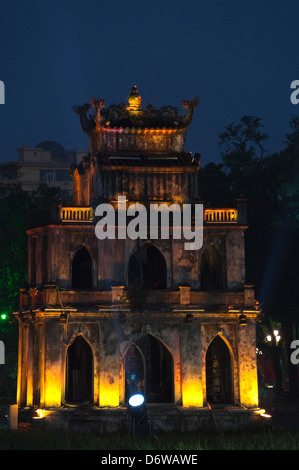 Vertikale Ansicht von Thap Rua Tháp Rùa aka Schildkröte Turm in der Mitte Hoan-Kiem-See in Hanoi nachts beleuchtet. Stockfoto