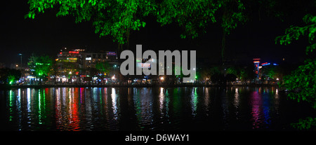 Horizontal (2 Bild Heftung) Panorama am nördlichen Ufer des Hoan-Kiem-See in Hanoi in der Nacht. Stockfoto