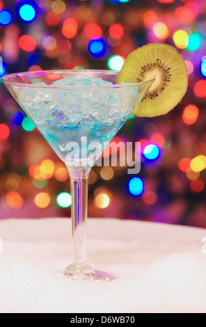 Eis-Weihnachts-Drink mit einer Scheibe kiwi Stockfoto