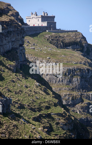 Die Stadt Llandudno, Wales. Die Nordküste der Great Orme mit der stillgelegte Leuchtturm im Hintergrund. Stockfoto