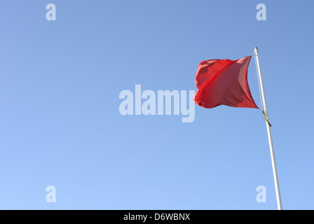 Rote Fahne bedeutet Gefahr Stockfoto