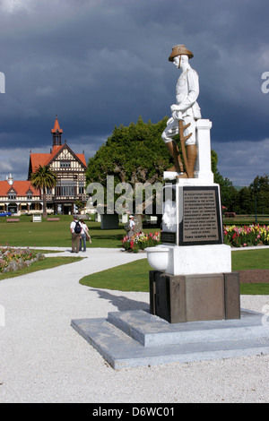 Neue Zaeland, Rotorua, Museum für Kunst und Geschichte, Soldat Statue mit Museum im Hintergrund Stockfoto