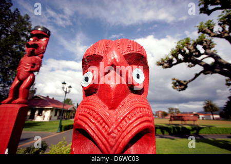 Neue Zaeland, Rotorua, Museum für Kunst und Geschichte, Statuen vor museum Stockfoto