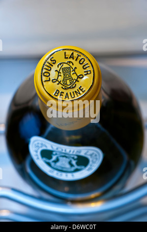 Louis Latour feine Burgunder Flasche Weisswein gespeichert in kontrollierter Temperatur-Weinklimaschrank Stockfoto