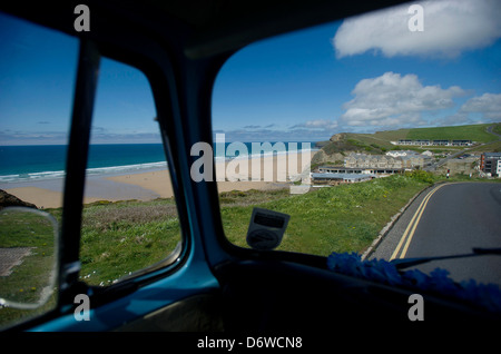 Ein Blick auf Watergate Bay, Cornwall, UK, Blick durch das Fenster einen VW campervan Stockfoto