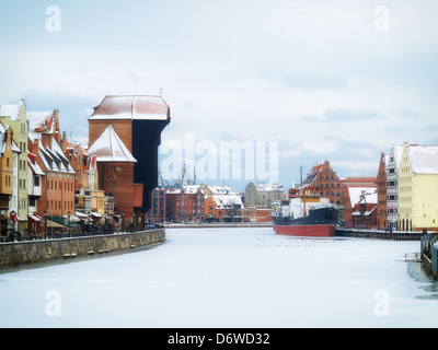 Altstadt von Danzig (Danzig) in Polen mit Motlava Fluss und der Kran (Polnisch: Zuraw). Winterlandschaft Stockfoto