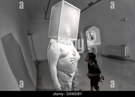 Ein junges Mädchen beobachten eine Skulptur in einer Kunstgalerie in der spanischen Insel Mallorca Stockfoto
