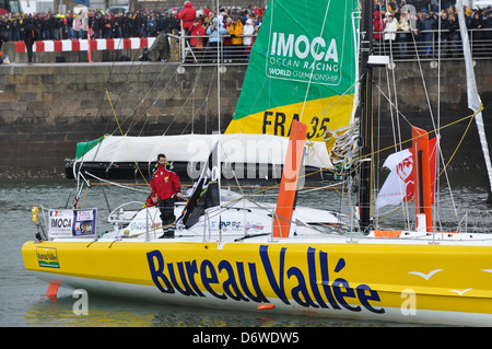 Louis Burton des Arbeitskreises Bureau Vallée von Vendée Globe 2012 am 10. November in Sables d ' Olonne. Er ist klassifizierte 17 Stockfoto