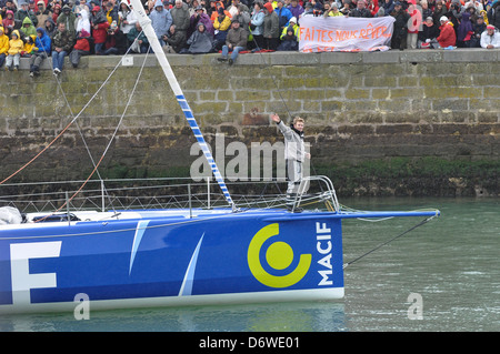 Francois Gabart MACIF Gruppe von Vendée Globe 2012 am 10. November in Sables d ' Olonne. Er ist der Gewinner Stockfoto