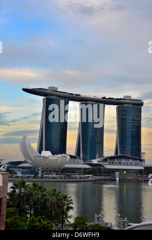 Marina Bay Sands Kunstmuseum Wissenschaft und Singapore River Stockfoto