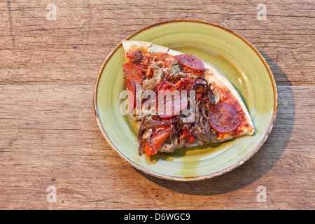 glutenfrei und Käse / Milchprodukte frei Pizza mit Peperoni und roten Zwiebeln Stockfoto