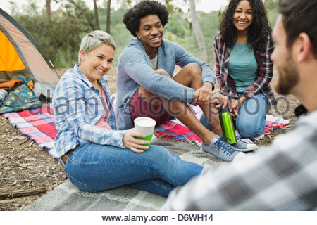 Entspannung beim Campen zusammen glücklich Freunde