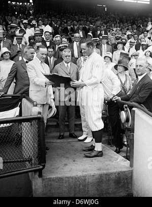 Präsident Calvin Coolidge und Walter Johnson steht; Washington Senatoren Baseball, ca. 1925 Stockfoto