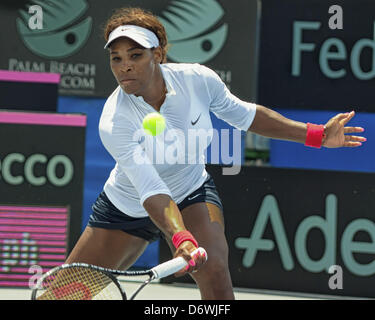 21. April 2013 kehrt - Delray Beach, Florida, USA - Top-ranked SERENA WILLIAMS, der USA, SOFIA ARVIDSSON von Schweden, im dritten Match des U.S.--Schweden Fed Cup World Group Playoff Delray Beach Tennis Center in Delray Beach, Florida Williams besiegt Arvidsson 6: 2, 6: 1, die USA einen 2: 1 Vorteil zu verschaffen. Die U.S.clinched der Fed Cup World Group Playoff-Sieg über Schweden 3-2 nach VENUS WILLIAMS 6-3, 7-5 Sieg gegen JOHANNA LARSSON. Nike gesponserten Sportler SERENA WILLIAMS. (Kredit-Bild: © Arnold Drapkin/ZUMAPRESS.com) Stockfoto