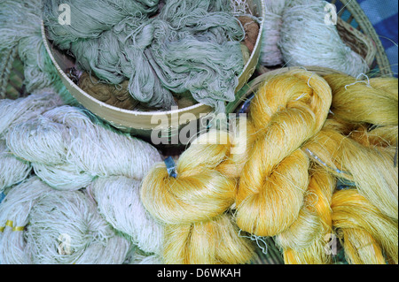 Thailand, Khon Kaen, Thai Silk Gewinde, die nur aus gekochten Kokons gewickelt Stockfoto