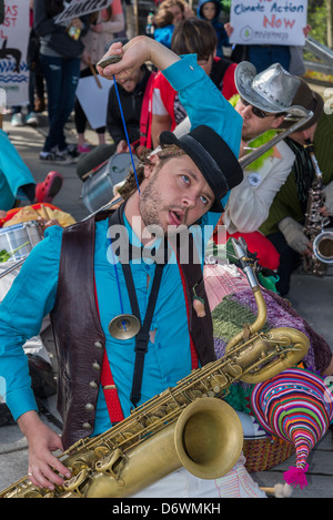 Die Karneval-Band unterhalten am Vancouver Earth Day Parade und Festival 2013 Stockfoto