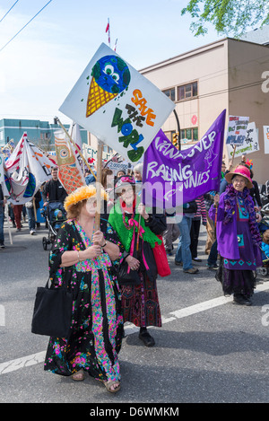 Die Raging Grannies in Vancouver Earth Day Parade und Festival 2013, organisiert von "Jugend für Klimagerechtigkeit jetzt" (Y4CJN) Stockfoto