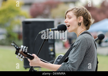 Corrina Keeling führt am Earth Day Parade und Festival 2013, organisiert von "Jugend für Klimagerechtigkeit jetzt" (Y4CJN) Stockfoto