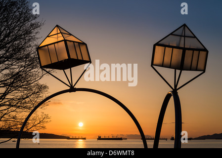 "Engagement" Ring-Skulptur von Dennis Oppenheim, Sunset Beach, English Bay, Vancouver, Britisch-Kolumbien, Kanada Stockfoto