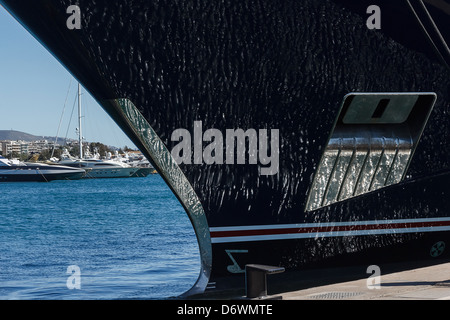 Teil des großen Schiff verankert oder Kreuzfahrt gegen blauen Himmel Stockfoto