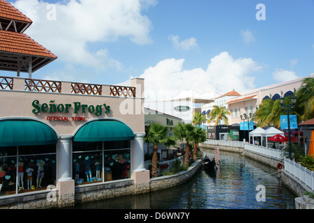 Paseo Del Rio, Restaurants und Geschäfte in La Isla Shopping Village Mall in der Zona Hotelera, Cancun, Quintana Roo, Mexiko Stockfoto