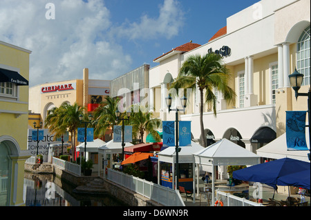 Paseo Del Rio, Restaurants und Geschäfte in La Isla Shopping Village Mall in der Zona Hotelera, Cancun, Quintana Roo, Mexiko Stockfoto