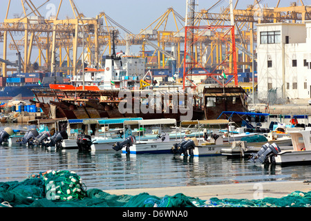 Containerbrücken und Angelboote/Fischerboote in den Hafen von Khor Fakkan, Vereinigte Arabische Emirate Stockfoto