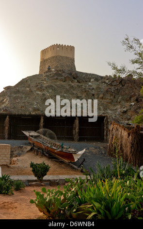 Antike Uhr überragen die Al Bidiyah Mosque, Khor Fakkan, Vereinigte Arabische Emirate Stockfoto