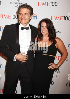 New York, USA. 23. April 2013. DR. MEHMET OZ und seine Frau LISA OZ besuchen die 2013 Zeit 100 Gala im Time Warner Center statt. (Bild Kredit: Kredit: Nancy Kaszerman/ZUMAPRESS.com/Alamy Live-Nachrichten) Stockfoto