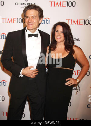 New York, USA. 23. April 2013. DR. MEHMET OZ und seine Frau LISA OZ besuchen die 2013 Zeit 100 Gala im Time Warner Center statt. (Bild Kredit: Kredit: Nancy Kaszerman/ZUMAPRESS.com/Alamy Live-Nachrichten) Stockfoto