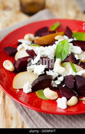 Salat mit Hüttenkäse und rote Beete, Nahaufnahme Stockfoto