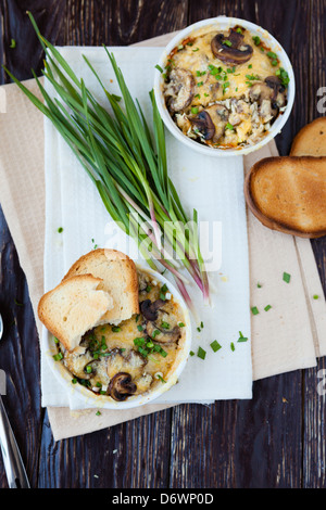 Julienne-Pilzen und Knoblauch, überbacken Stockfoto