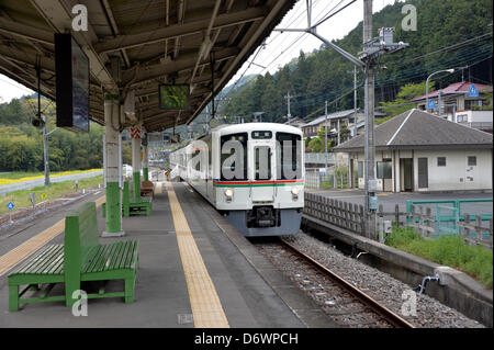 23. April 2013, Hanno, Japan - A Seibu Railway Co. Zug nach Hanno, Ansätze etwa 43 km nordwestlich von Tokio, Musashi-Yokote Station des Unternehmens 19 km Seibu Chichibu Linie auf Dienstag, 23. April 2013.  US-Equity-Fonds Cerberus Capital Management hat ein Übernahmeangebot zu steigern ihren Anteil von derzeit 32 Prozent auf knapp 45 Prozent in einem scheinbaren Gebot Eigeninitiative bei der Verwaltung von Seibu Holdings, Bahnhof und Hotel Betreiber gemacht. Gerüchte, die die US-Investmentgesellschaft fordert, dass die unrentablen Amtsleitung geschlossen werden aus lokalen Gouverneur und Gemeindeleiter laufen Seib Stockfoto