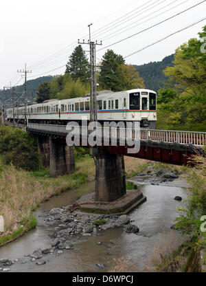 23. April 2013, Hanno, Japan - gebunden A Seibu Railway Co. Zug für Chichibu, etwa 112 km nordwestlich von Tokio, eine Brücke in der Nähe von Musashi-Yokote Station des Unternehmens 19 km Seibu Chichibu Linie auf Dienstag, 23. April 2013 überquert.  US-Equity-Fonds Cerberus Capital Management hat ein Übernahmeangebot zu steigern ihren Anteil von derzeit 32 Prozent auf knapp 45 Prozent in einem scheinbaren Gebot Eigeninitiative bei der Verwaltung von Seibu Holdings, Bahnhof und Hotel Betreiber gemacht. Gerüchte, die die US-Investmentgesellschaft fordert, dass die unrentablen Amtsleitung geschlossen werden gemacht, lokale Gouverneur und Gemeinschaft führen Stockfoto