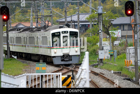 23. April 2013, Hanno, Japan - A Seibu Railway Co. Zug nach Hanno, Ansätze etwa 43 km nordwestlich von Tokio, Musashi-Yokote Station des Unternehmens 19 km Seibu Chichibu Linie auf Dienstag, 23. April 2013.  US-Equity-Fonds Cerberus Capital Management hat ein Übernahmeangebot zu steigern ihren Anteil von derzeit 32 Prozent auf knapp 45 Prozent in einem scheinbaren Gebot Eigeninitiative bei der Verwaltung von Seibu Holdings, Bahnhof und Hotel Betreiber gemacht. Gerüchte, die die US-Investmentgesellschaft fordert, dass die unrentablen Amtsleitung geschlossen werden aus lokalen Gouverneur und Gemeindeleiter laufen Seib Stockfoto