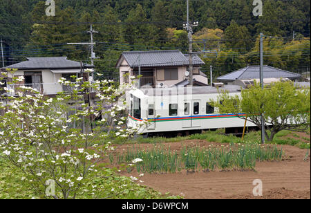 23. April 2013, Hanno, Japan - verkehrt A Seibu Railway Co. Zug durch den Vorort von Präfektur Saitama, nähert sich Musashi-Yokote Station des Unternehmens 19 km Seibu Chichibu Linie, etwa 48 km nordwestlich von Tokio, am Dienstag, 23. April 2013.  US-Equity-Fonds Cerberus Capital Management hat ein Übernahmeangebot zu steigern ihren Anteil von derzeit 32 Prozent auf knapp 45 Prozent in einem scheinbaren Gebot Eigeninitiative bei der Verwaltung von Seibu Holdings, Bahnhof und Hotel Betreiber gemacht. Gerüchte, die die US-Investmentgesellschaft fordert, dass die unrentablen Amtsleitung geschlossen werden gemacht lokales gov Stockfoto