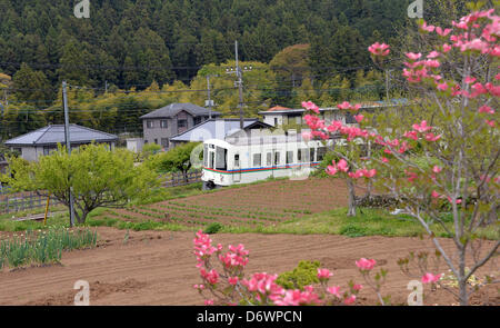 23. April 2013, Hanno, Japan - verkehrt A Seibu Railway Co. Zug durch den Vorort von Präfektur Saitama, nähert sich Musashi-Yokote Station des Unternehmens 19 km Seibu Chichibu Linie, etwa 48 km nordwestlich von Tokio, am Dienstag, 23. April 2013.  US-Equity-Fonds Cerberus Capital Management hat ein Übernahmeangebot zu steigern ihren Anteil von derzeit 32 Prozent auf knapp 45 Prozent in einem scheinbaren Gebot Eigeninitiative bei der Verwaltung von Seibu Holdings, Bahnhof und Hotel Betreiber gemacht. Gerüchte, die die US-Investmentgesellschaft fordert, dass die unrentablen Amtsleitung geschlossen werden gemacht lokales gov Stockfoto