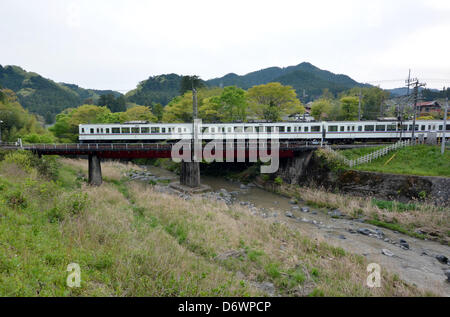 23. April 2013, Hanno, Japan - gebunden A Seibu Railway Co. Zug für Chichibu, etwa 112 km nordwestlich von Tokio, eine Brücke in der Nähe von Musashi-Yokote Station des Unternehmens 19 km Seibu Chichibu Linie auf Dienstag, 23. April 2013 überquert.  US-Equity-Fonds Cerberus Capital Management hat ein Übernahmeangebot zu steigern ihren Anteil von derzeit 32 Prozent auf knapp 45 Prozent in einem scheinbaren Gebot Eigeninitiative bei der Verwaltung von Seibu Holdings, Bahnhof und Hotel Betreiber gemacht. Gerüchte, die die US-Investmentgesellschaft fordert, dass die unrentablen Amtsleitung geschlossen werden gemacht, lokale Gouverneur und Gemeinschaft führen Stockfoto