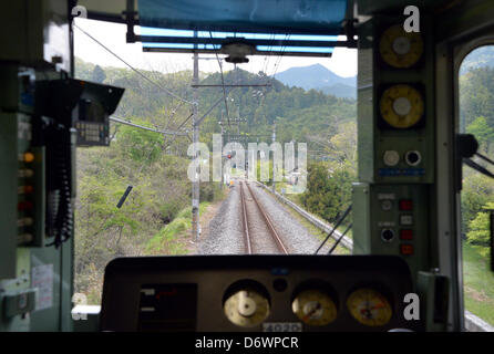 23. April 2013, Hanno, Japan - verkehrt A Seibu Railway Co. Zug durch den Vorort von Präfektur Saitama, nähert sich Musashi-Yokote Station des Unternehmens 19 km Seibu Chichibu Linie, etwa 48 km nordwestlich von Tokio, am Dienstag, 23. April 2013.  US-Equity-Fonds Cerberus Capital Management hat ein Übernahmeangebot zu steigern ihren Anteil von derzeit 32 Prozent auf knapp 45 Prozent in einem scheinbaren Gebot Eigeninitiative bei der Verwaltung von Seibu Holdings, Bahnhof und Hotel Betreiber gemacht. Gerüchte, die die US-Investmentgesellschaft fordert, dass die unrentablen Amtsleitung geschlossen werden gemacht lokales gov Stockfoto