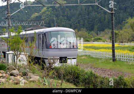 23. April 2013, durchzieht Hanno, Japan - A Seibu Railway Co. express Zug nach Chichibu, etwa 112 km nordwestlich von Tokio, der Vorort der Präfektur Saitama auf des Unternehmens 19 km Seibu Chichibu Linie auf Dienstag, 23. April 2013.  US-Equity-Fonds Cerberus Capital Management hat ein Übernahmeangebot zu steigern ihren Anteil von derzeit 32 Prozent auf knapp 45 Prozent in einem scheinbaren Gebot Eigeninitiative bei der Verwaltung von Seibu Holdings, Bahnhof und Hotel Betreiber gemacht. Gerüchte, die die US-Investmentgesellschaft fordert, dass die unrentablen Amtsleitung geschlossen werden machte lokale Gouverneur ein Stockfoto