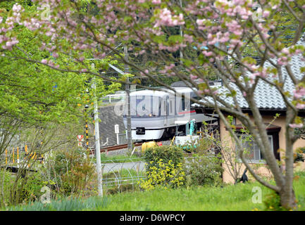 23. April 2013, durchzieht Hanno, Japan - A Seibu Railway Co. express Zug nach Chichibu, etwa 112 km nordwestlich von Tokio, der Vorort der Präfektur Saitama auf des Unternehmens 19 km Seibu Chichibu Linie auf Dienstag, 23. April 2013.  US-Equity-Fonds Cerberus Capital Management hat ein Übernahmeangebot zu steigern ihren Anteil von derzeit 32 Prozent auf knapp 45 Prozent in einem scheinbaren Gebot Eigeninitiative bei der Verwaltung von Seibu Holdings, Bahnhof und Hotel Betreiber gemacht. Gerüchte, die die US-Investmentgesellschaft fordert, dass die unrentablen Amtsleitung geschlossen werden machte lokale Gouverneur ein Stockfoto