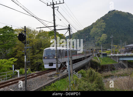 23. April 2013, durchzieht Hanno, Japan - A Seibu Railway Co. express Zug nach Chichibu, etwa 112 km nordwestlich von Tokio, der Vorort der Präfektur Saitama auf des Unternehmens 19 km Seibu Chichibu Linie auf Dienstag, 23. April 2013.  US-Equity-Fonds Cerberus Capital Management hat ein Übernahmeangebot zu steigern ihren Anteil von derzeit 32 Prozent auf knapp 45 Prozent in einem scheinbaren Gebot Eigeninitiative bei der Verwaltung von Seibu Holdings, Bahnhof und Hotel Betreiber gemacht. Gerüchte, die die US-Investmentgesellschaft fordert, dass die unrentablen Amtsleitung geschlossen werden machte lokale Gouverneur ein Stockfoto