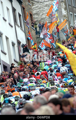 Lüttich, Belgien. 21. April 2013. Lüttich-Bastogne-Lüttich-Klassiker. Fahrer durchlaufen Cote de Saint-Roch. Stockfoto