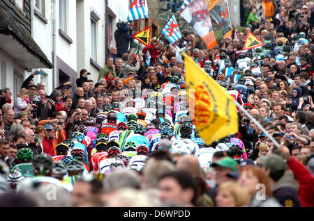 Lüttich, Belgien. 21. April 2013. Lüttich-Bastogne-Lüttich-Klassiker. Fahrer durchlaufen Cote de Saint-Roch. Stockfoto