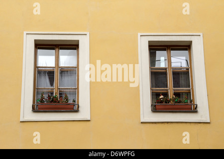 Windows auf das alte Gebäude in Prag Stockfoto