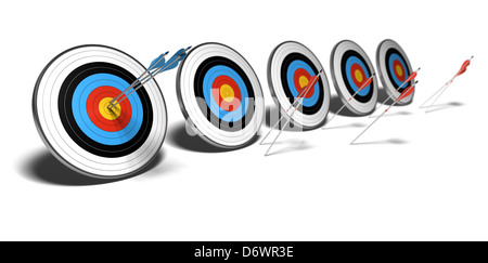 drei blaue Pfeile trifft das Zentrum oder ein Ziel rote Pfeile, die ihr Ziel nicht erreicht Stockfoto