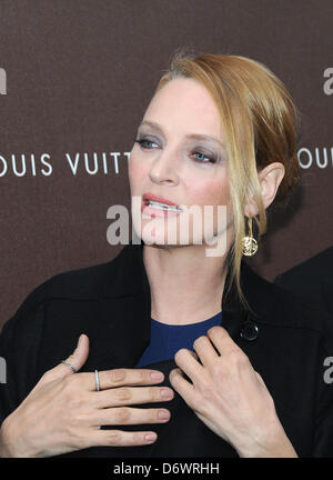 München, Deutschland. 23. April 2013. US-Schauspielerin Uma Thurman stellt bei der Eröffnung einer neuen Filiale der das französische Modelabel Louis Vuitton in München, 23. April 2013. Foto: Ursula Düren/Dpa/Alamy Live News Stockfoto