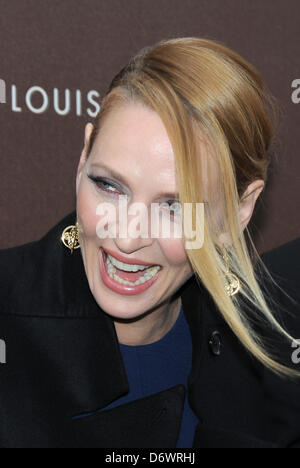 München, Deutschland. 23. April 2013. US-Schauspielerin Uma Thurman stellt bei der Eröffnung einer neuen Filiale der das französische Modelabel Louis Vuitton in München, 23. April 2013. Foto: Ursula Düren/Dpa/Alamy Live News Stockfoto