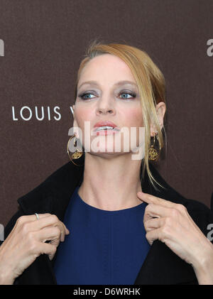 München, Deutschland. 23. April 2013. US-Schauspielerin Uma Thurman stellt bei der Eröffnung einer neuen Filiale der das französische Modelabel Louis Vuitton in München, 23. April 2013. Foto: Ursula Düren/Dpa/Alamy Live News Stockfoto